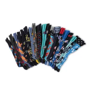 Bunte Baumwolle Herren Socken im Set, modische Muster Socken mit fröhlichen Tiermotiven.