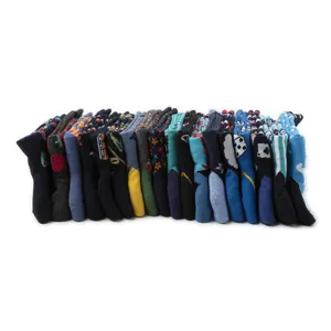 Detailansicht von bunten gemusterten Baumwollsocken ordentlich gestapelt für den Alltag.