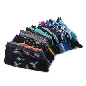 Nahaufnahme von bunten gemusterten mittelhohen Baumwollsocken im Set mit Tiermotiven.