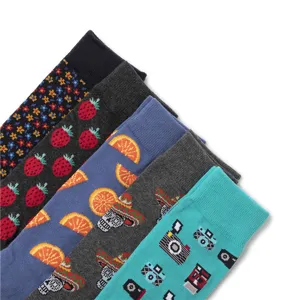 Detailansicht bunter Baumwoll-Herrensocken mit lustigen Motiven wie Früchten und Kameras.