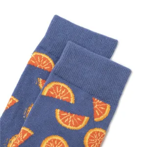 Nahaufnahme von blauen Baumwollsocken mit einem lebendigen Orangenscheiben-Muster.