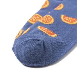 Detailansicht blauer Socken mit bunten Orangenstückchen, weiches Baumwollmaterial für Herren.