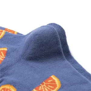 Nahaufnahme der blauen Baumwollsocken mit verspieltem Strickmuster aus Orangenscheiben.