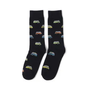 Detaillierte Nahaufnahme schwarzer Socken mit bunten Pixel-Camper-Mustern im Detail.