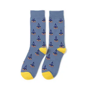 Bequeme blaue Socken mit lustigen pixelartigen Raketenmustern und gelben Fersen.