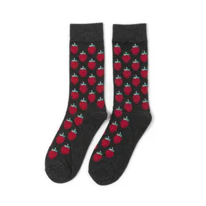 Herren wadenlange Baumwollsocken mit verspieltem roten Erdbeeren Muster für Alltagslook.