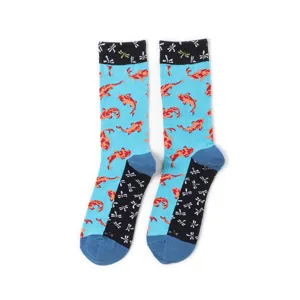 Herren stilvolle Mitteltuben Baumwollsocken mit lebendigem blauem Kois und Libellen Print.