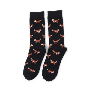 Nahaufnahme der schwarzen Herrensocken mit niedlichen pixeligen orangefarbenen Fuchsmustern.