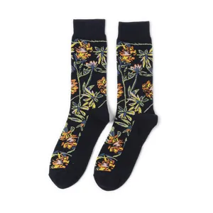Nahaufnahme der schwarzen Strick-Crew-Socken mit lebendigem Blumenmuster und bequemer Passform.