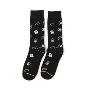 Detaillierte Ansicht der schwarzen Baumwollsocken mit witzigen Frühstücks-Motiven.