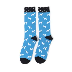 Herren Wadenlange Baumwollsocken mit niedlichem Hundemuster und gepunkteten Bündchen. Alltag.