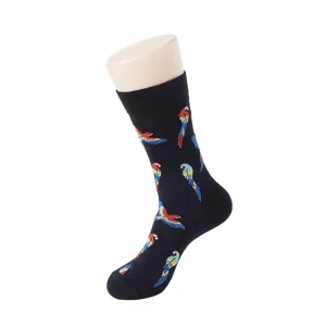 Nahaufnahme Detail von schwarzen Herren Socken mit einem stilvollen bunten Papageien Muster.