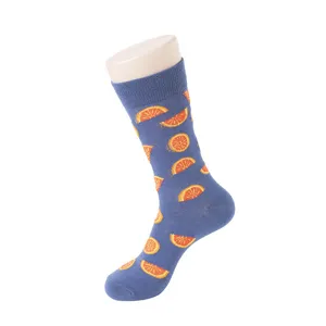Blaue Wadenlange Baumwollsocken mit verspieltem Orangenscheiben-Frucht-Muster-Design.