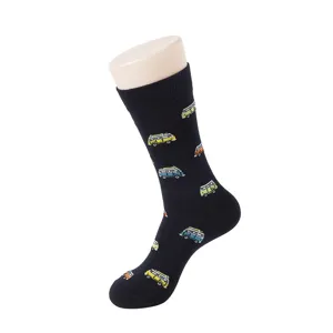 Detailansicht schwarzer Socken mit farbigen pixeligen Vintage-Campingbus-Mustern.