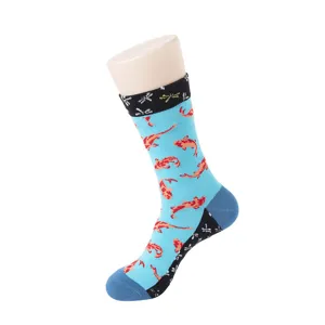 Nahaufnahme von stylischen blauen Socken mit niedlichen Koi-Karpfen und Libellen, Baumwolle.