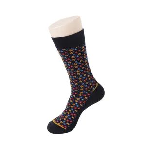 Herren Wadenlange Baumwollsocken mit einem lebendigen bunten Blumenmuster Design.