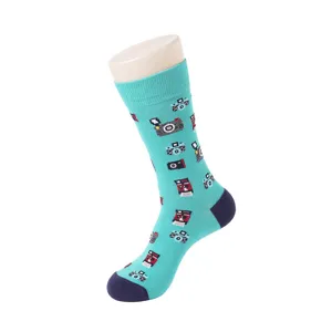 Türkise Baumwollsocken im Wadenformat mit Retro-Pixel-Kameramuster und kontrastierender Kappe.