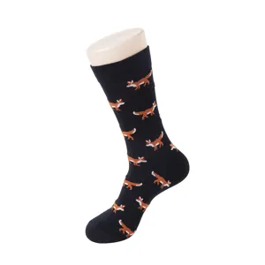 Detailaufnahme schwarzer Baumwollsocken in mittlerer Wadenlänge mit verspieltem Fuchsmotiv.