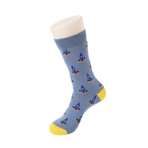 Herren Socken mit Pixel Raketen Muster und gelber kontrastierender Fersenkappe sowie Spitze.