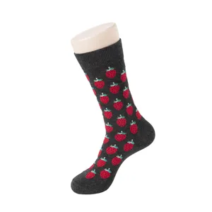 Herren Baumwoll Socken mit süßem roten Erdbeer Muster, bequem und atmungsaktiv für den Alltag.