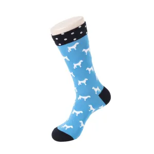 Blaue Freizeitsocken mit niedlichen weißen Hundemustern, schwarzer Ferse und gepunktetem Bündchen.