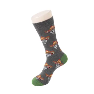 Graue Herren Socken mit mexikanischem Totenkopf und Sombrero Muster sowie grüner Fersenpartie.