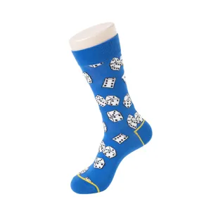 Blaue Wadenlange Socken mit weißem Würfelmuster, bequeme Freizeitsocken für jeden Tag.
