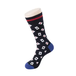 Herren Wadenlange Socken mit stilvollem Poker Karten Muster und kontrastierenden Absätzen.