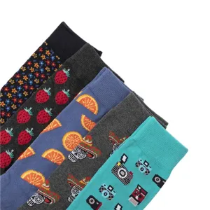 Bunte Baumwoll-Herrensocken im Set mit lustigen Mustern wie Erdbeeren, Früchten und Retro-Kameras.