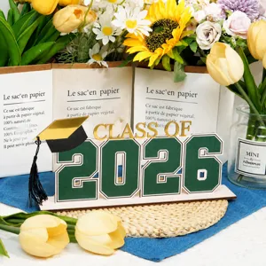 Decorazione da tavola in legno per laurea 2026 con berretto e scritta dorata grad.
