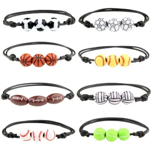 Vista dettagliata di bracciali di perle sportive con vari motivi di palla come il calcio.