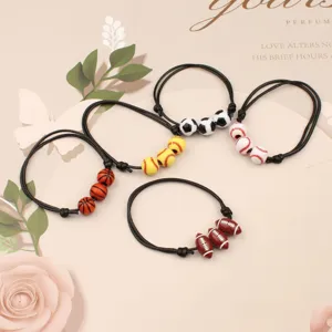Set di bracciali intrecciati a tema sportivo con ciondoli da basket calcio baseball rugby.