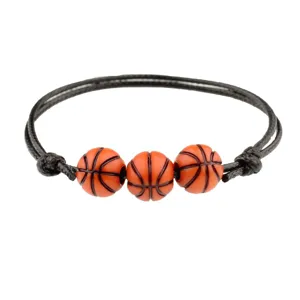 Primo piano dettagliato del braccialetto sportivo con corda intrecciata e perle di basket.