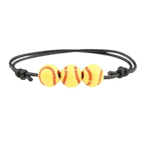 Vista dettagliata del bracciale intrecciato con perle da baseball, minimalista ed elegante.