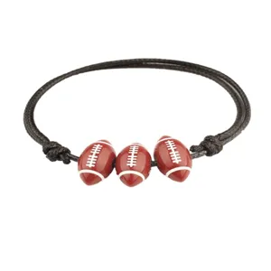 Dettaglio bracciale da football con tre perline a forma di palla su corda intrecciata.