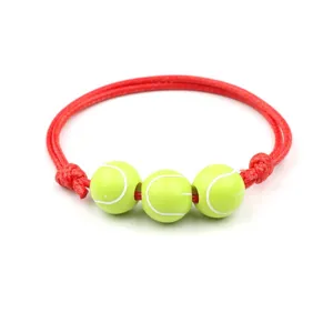 Primo piano del bracciale in corda intrecciata rossa con tre perline da tennis, dettaglio.