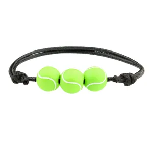 Primo piano del bracciale in corda intrecciata nera con ciondolo da tennis sportivo a tre perle verdi.