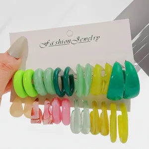 Colorful resin C-shaped hoop earrings set, fashionable statement jewelry display card.