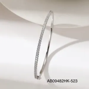 Gros plan détaillé du magnifique bracelet jonc en zircon simple rang avec fermoir métallique.