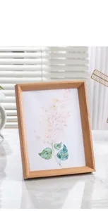 Hölzerner Bilderrahmen für Tischdekoration, moderner einfacher Fotorahmen mit Blumenkunst.
