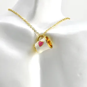 Collier plaqué or chic avec un charmant pendentif tasse émaillé blanc et cœur rose.