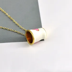 Vue détaillée du collier pendentif tasse colorée créatif avec cœur mignon et chaîne dorée.