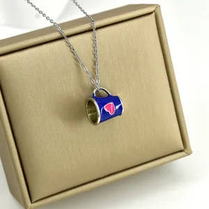 Joli collier tasse de café en émail bleu avec pendentif cœur rose, bijoux fantaisie créatifs.