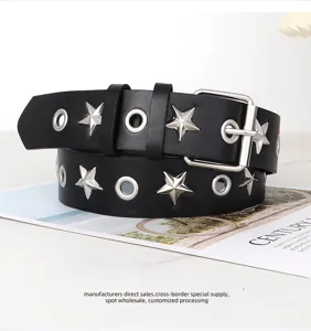 Detailgezicht van de zwarte lederen riem met metalen sterrenklinknagels en ronde oondecoraties.