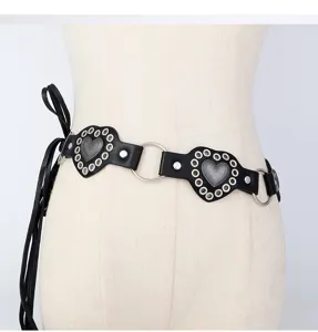 Cinturón de cintura de cuero negro retro Y2K con anillos de corazón y remaches Detalle