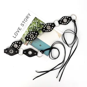 Cinturón de cintura de cuero negro con remaches estilo bohemio Y2K con anillo metálico accesorio