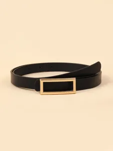 Vue détaillée d'une élégante ceinture noire pour femme avec une boucle dorée rectangulaire.
