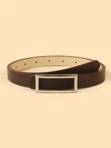 Vue détaillée d'une fine ceinture en cuir marron avec boucle rectangulaire argentée.