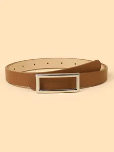 Vue de détail de ceinture en cuir marron pour femme avec boucle métallique rectangulaire.