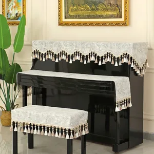 Copertura antipolvere per pianoforte di lusso con motivo marmo ed eleganti nappe a frange.